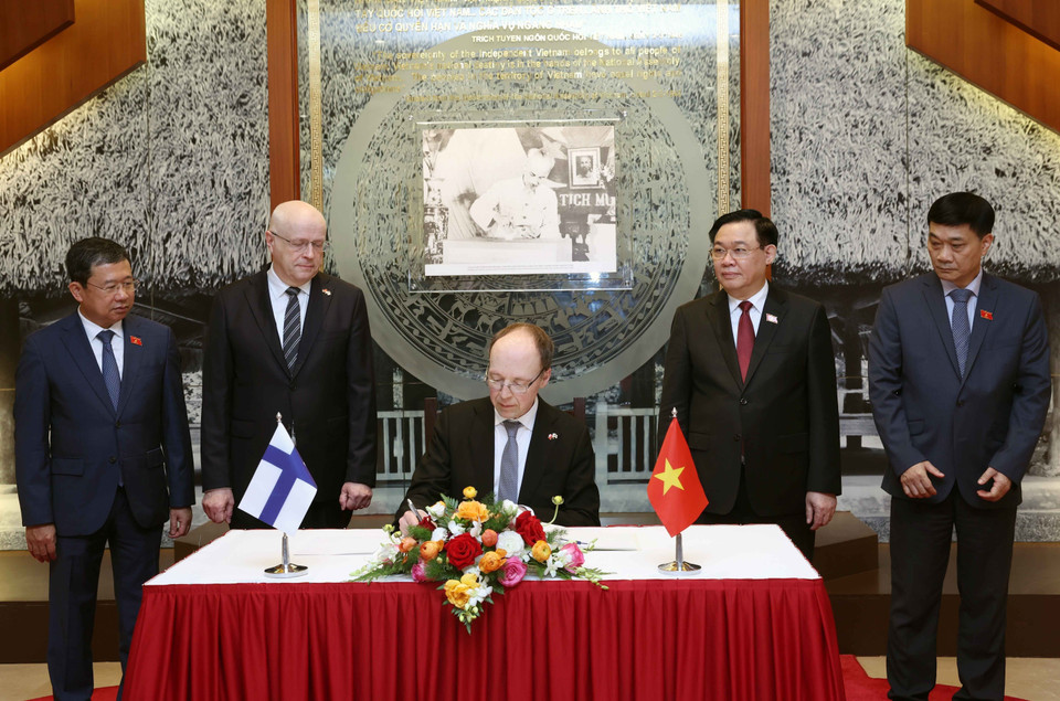 Chủ tịch Quốc hội Vương Đình Huệ và Chủ tịch Quốc hội Cộng hòa Phần Lan Jussi Halla-aho tham quan Phòng Truyền thống Quốc hội. (Ảnh: Nhan Sáng/TTXVN)
