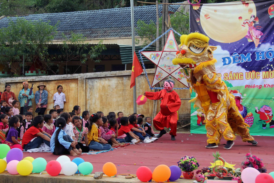 Chương trình Đêm hội trăng rằm với nhiều hoạt động sôi nổi, đa dạng sắc màu văn hóa. (Ảnh: Diệp Anh/TTXVN)