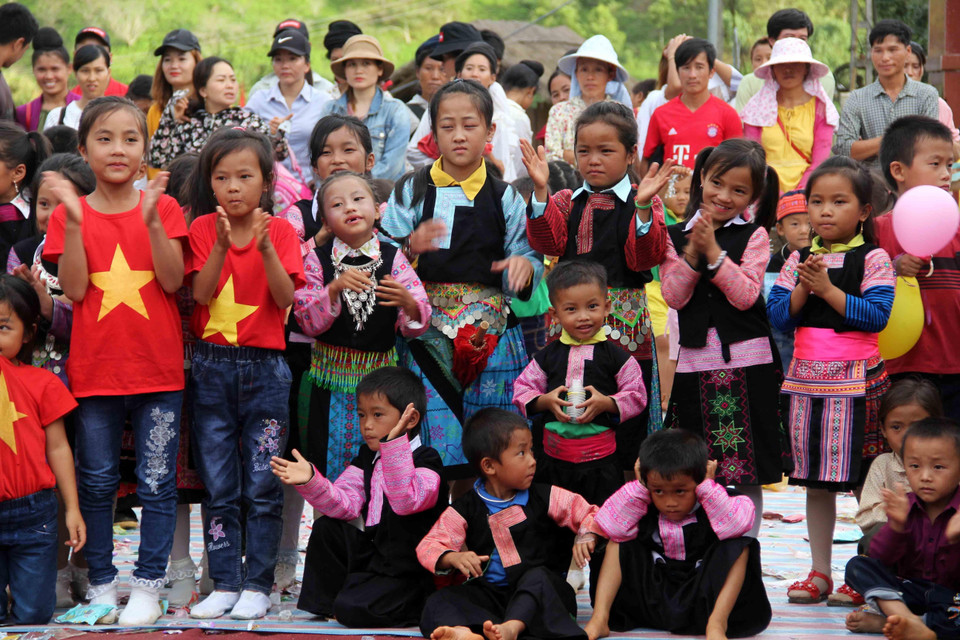 Chương trình thu hút rất đông sự tham gia của thiếu niên, nhi đồng và các bậc phụ huynh trên địa bàn xã Phiêng Khoài, huyện Yên Châu. (Ảnh: Diệp Anh/TTXVN)