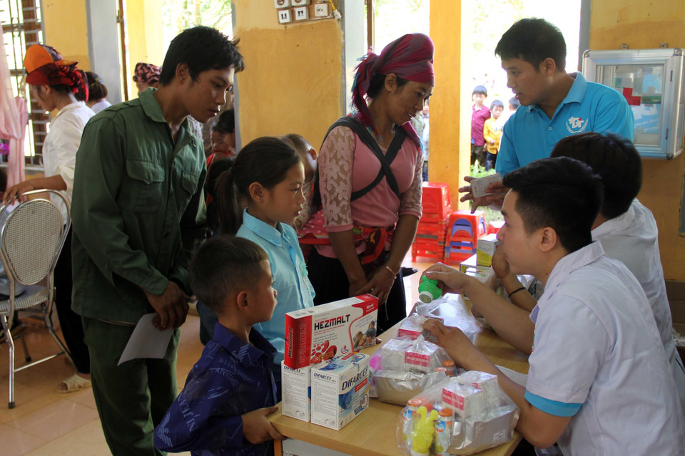 Hoạt động khám bệnh và tư vấn, chăm sóc sức khỏe miễn phí cho hơn 150 học sinh, thiếu niên, nhi đồng tại xã Phiêng Khoài, huyện Yên Châu. (Ảnh: Diệp Anh/TTXVN)