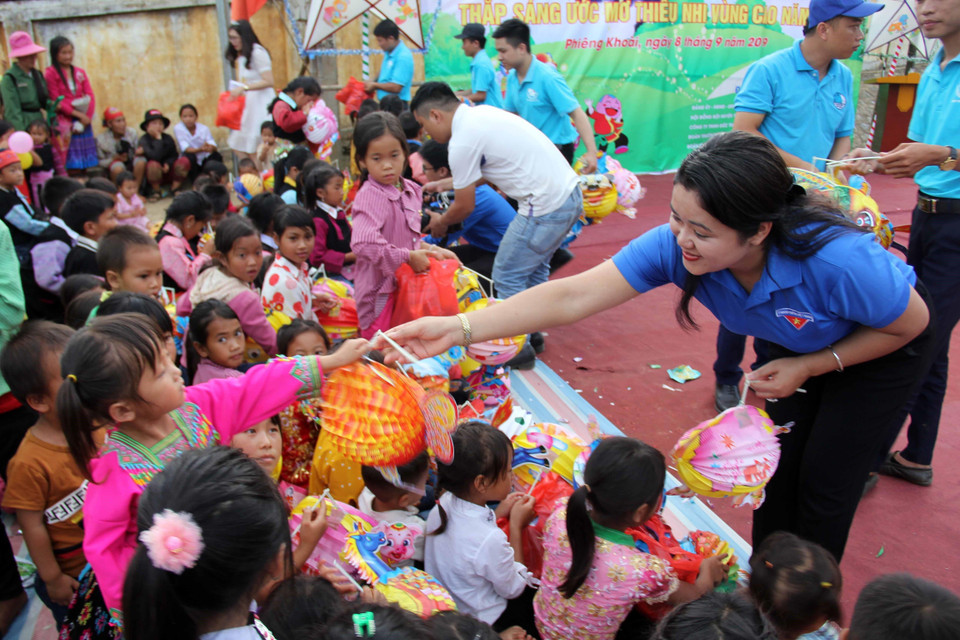Ban tổ chức trao đèn trung thu cho học sinh, thiếu nhi, nhi đồng đón Tết Trung thu. (Ảnh: Diệp Anh/TTXVN)