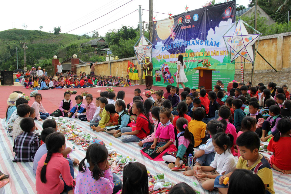 Chương trình thu hút rất đông sự tham gia của thiếu niên, nhi đồng và các bậc phụ huynh trên địa bàn xã Phiêng Khoài, huyện Yên Châu. (Ảnh: Diệp Anh/TTXVN)