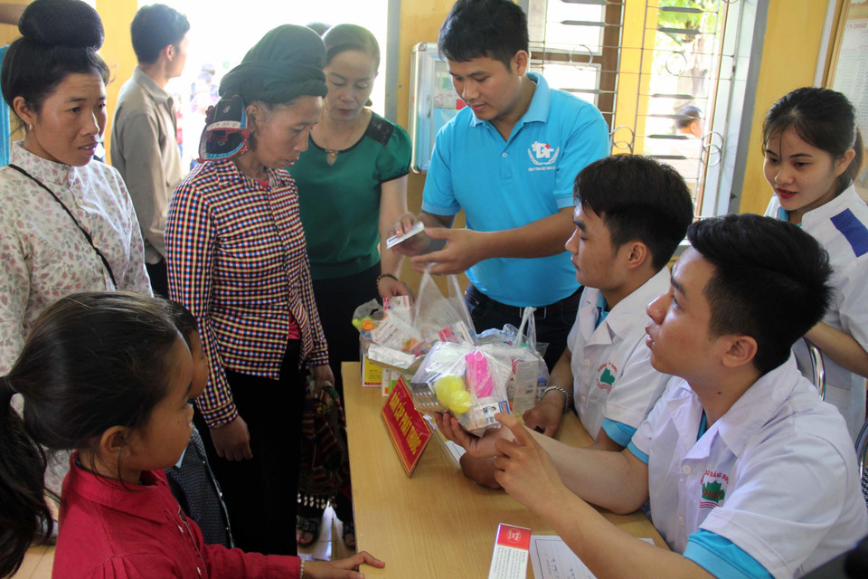 Hoạt động khám bệnh và tư vấn, chăm sóc sức khỏe miễn phí cho hơn 150 học sinh, thiếu niên, nhi đồng tại xã Phiêng Khoài, huyện Yên Châu. (Ảnh: Diệp Anh/TTXVN)