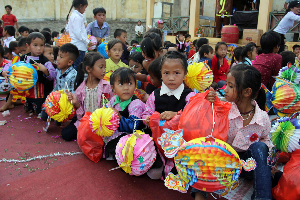 Nhiều phần quà được tặng cho trẻ em đón Tết Trung thu. (Ảnh: Diệp Anh/TTXVN)