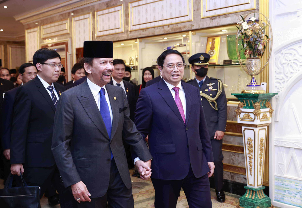 Quốc vương Hassanal Bolkiah đón Thủ tướng Phạm Minh Chính đến hội đàm. (Ảnh: Dương Giang/TTXVN)