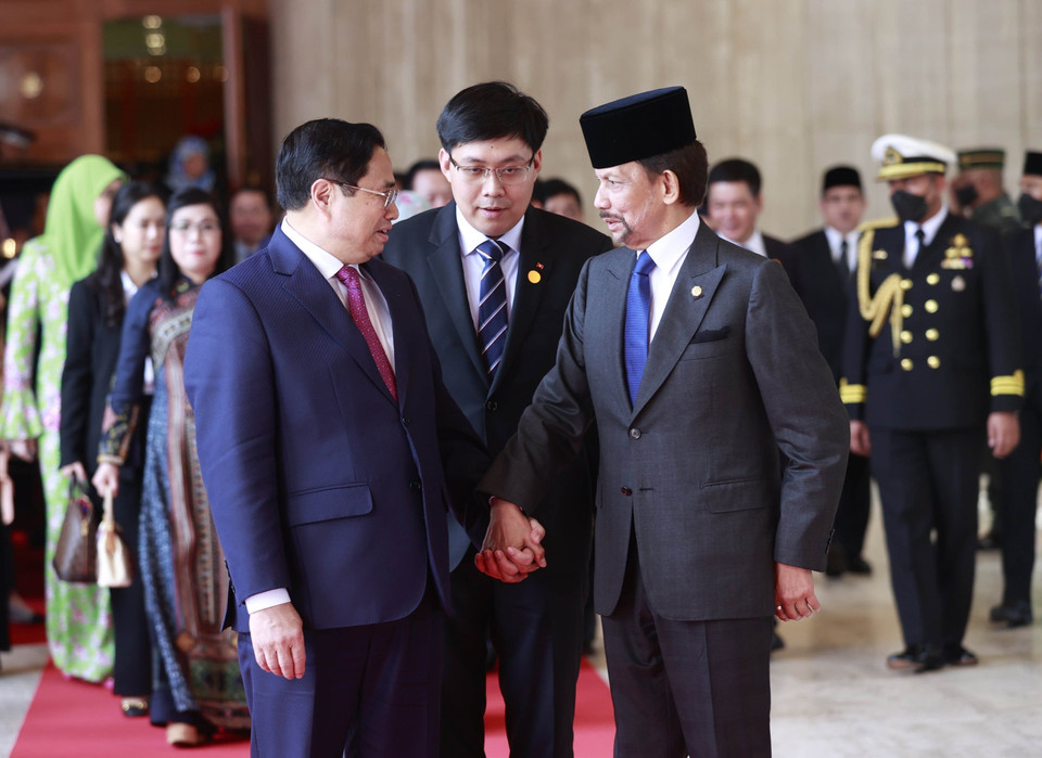 Quốc vương Brunei Hassanal Bolkiah tiễn Thủ tướng Phạm Minh Chính sau hội đàm. (Ảnh: Dương Giang/TTXVN)