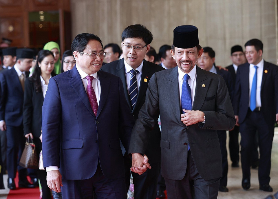 Quốc vương Brunei Hassanal Bolkiah tiễn Thủ tướng Phạm Minh Chính sau hội đàm. (Ảnh: Dương Giang/TTXVN)