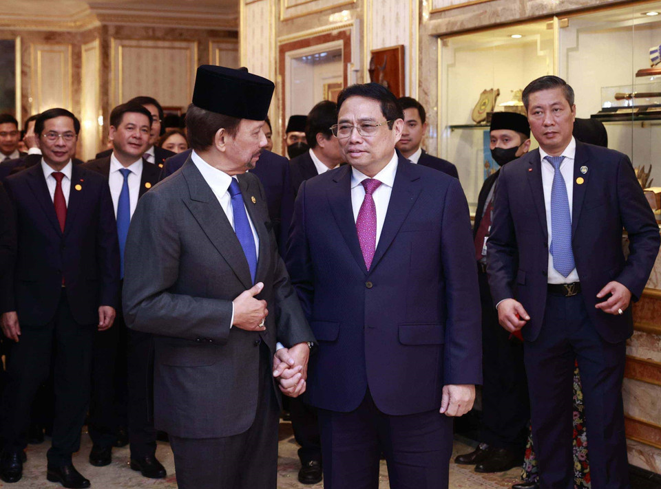 Quốc vương Hassanal Bolkiah tiễn Thủ tướng Phạm Minh Chính đến hội đàm. (Ảnh: Dương Giang/TTXVN)