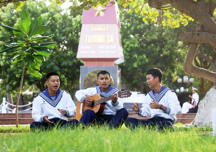 Phút giải lao sau giờ huấn luyện của chiến sỹ đảo Trường Sa. (Ảnh: Hồng Đạt/TTXVN)