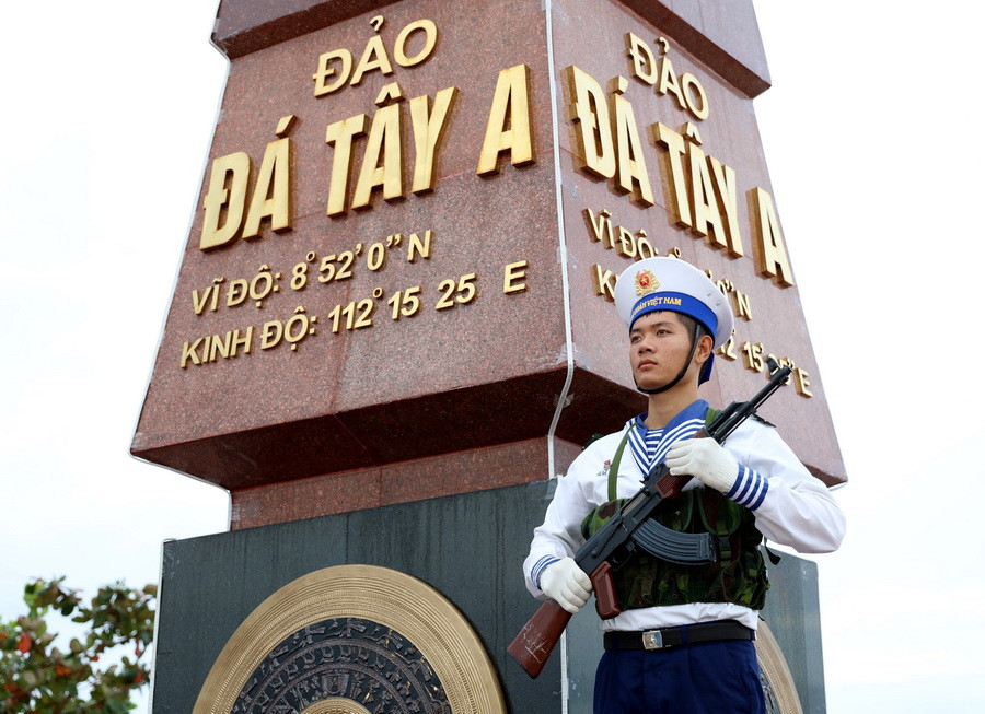 Chiến sỹ Hải quân Việt Nam làm nhiệm vụ ở Cột mốc chủ quyền đảo Đá Tây A, Quần đảo Trường Sa. (Ảnh: Hồng Đạt/TTXVN)