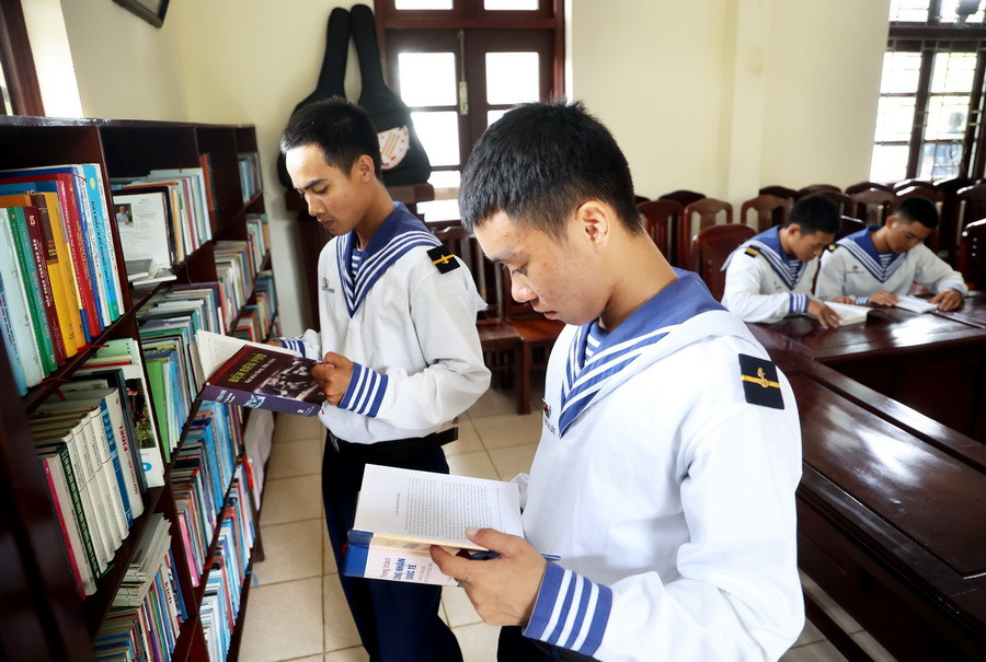Giờ đọc sách của các chiến sỹ Cụm chiến đấu 2, đảo Trường Sa. (Ảnh: Hồng Đạt/TTXVN)