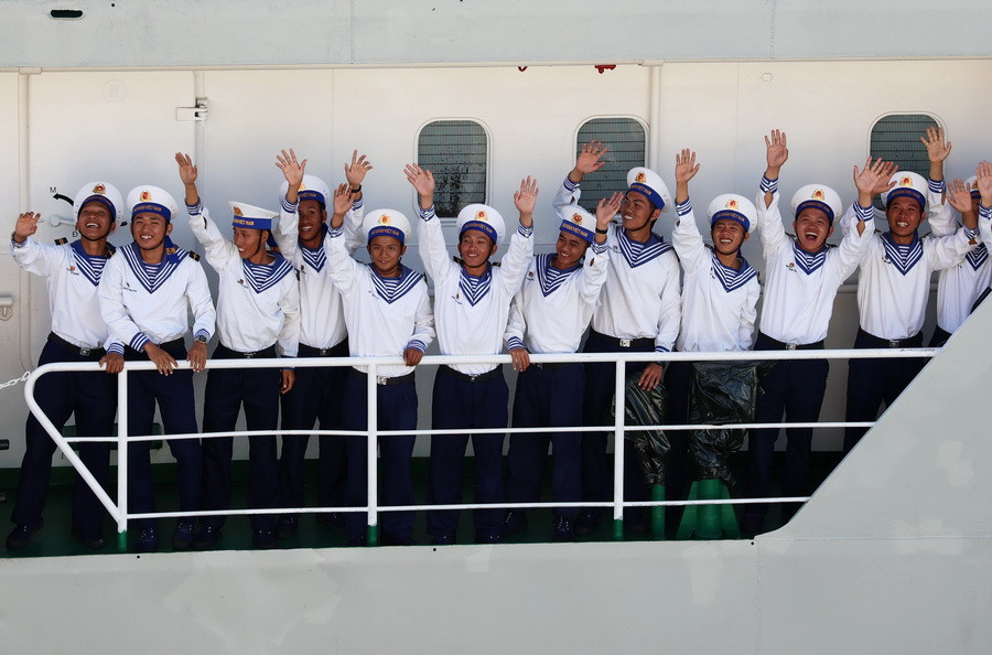 Chiến sỹ Trường Sa tạm biệt gia đình, bạn bè và bà con nhân dân trước khi lên đường làm nhiệm vụ bảo vệ biển đảo thiêng liêng của Tổ quốc. (Ảnh: Hồng Đạt/TTXVN)