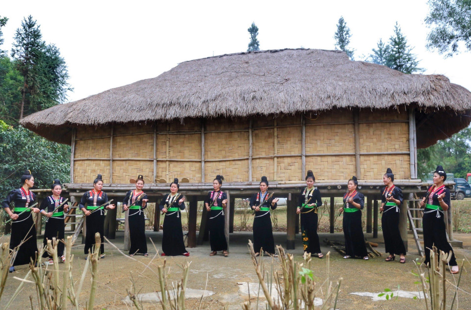 Tiết mục múa Tăm đao của dân tộc Kháng tỉnh Điện Biên. (Ảnh: Tuấn Đức/TTXVN)