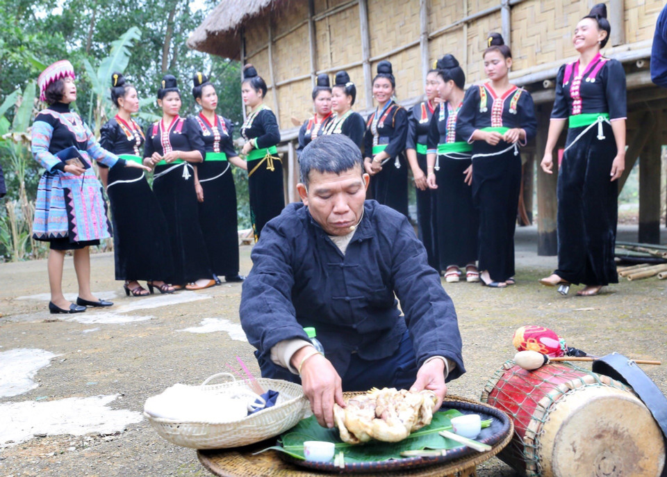 Trong khuôn khổ Chương trình Chào mừng năm mới 2023 (31/12/2022-2/1/2023), tại Làng Văn hoá, Du lịch các dân tộc Việt Nam (Đồng Mô, Hà Nội) diễn ra tái hiện lễ Pang Phoóng (lễ Tạ ơn) của dân tộc Kháng tỉnh Điện Biên. (Ảnh: Tuấn Đức/TTXVN)