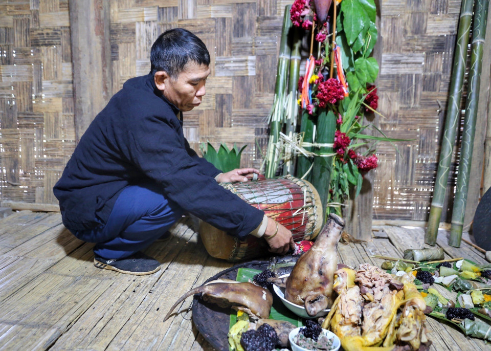 Thầy cúng chuẩn bị đồ trước buổi lễ. (Ảnh: Tuấn Đức/TTXVN)