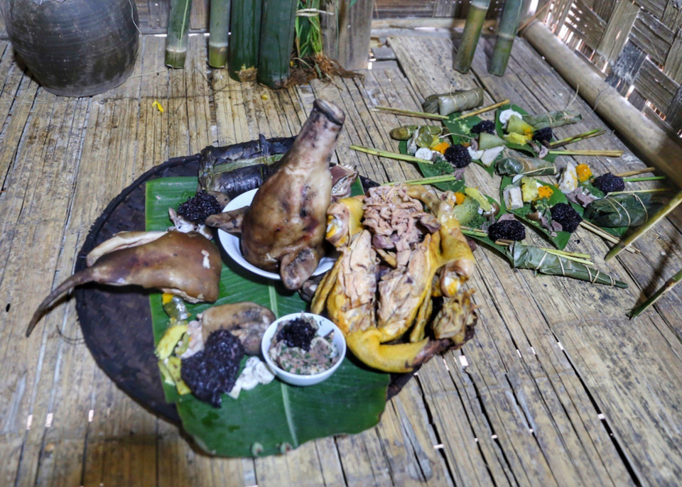 Mâm cúng tại buổi lễ Tạ ơn của dân tộc Kháng tỉnh Điện Biên. (Ảnh: Tuấn Đức/TTXVN)