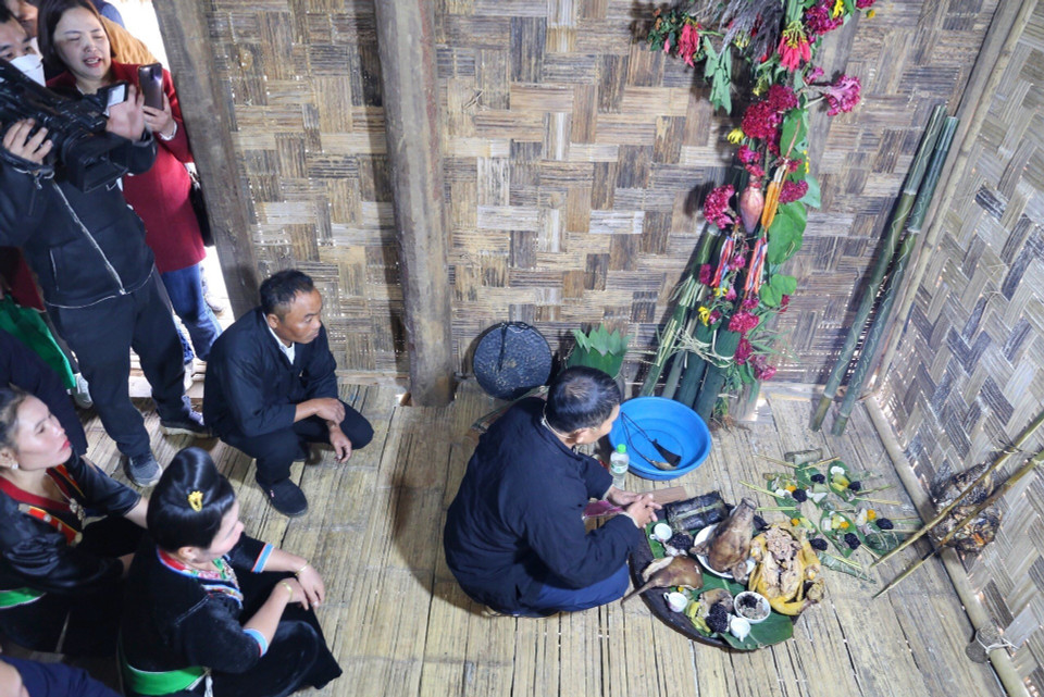 Thầy cũng làm lễ trong gian thờ. (Ảnh: Tuấn Đức/TTXVN)