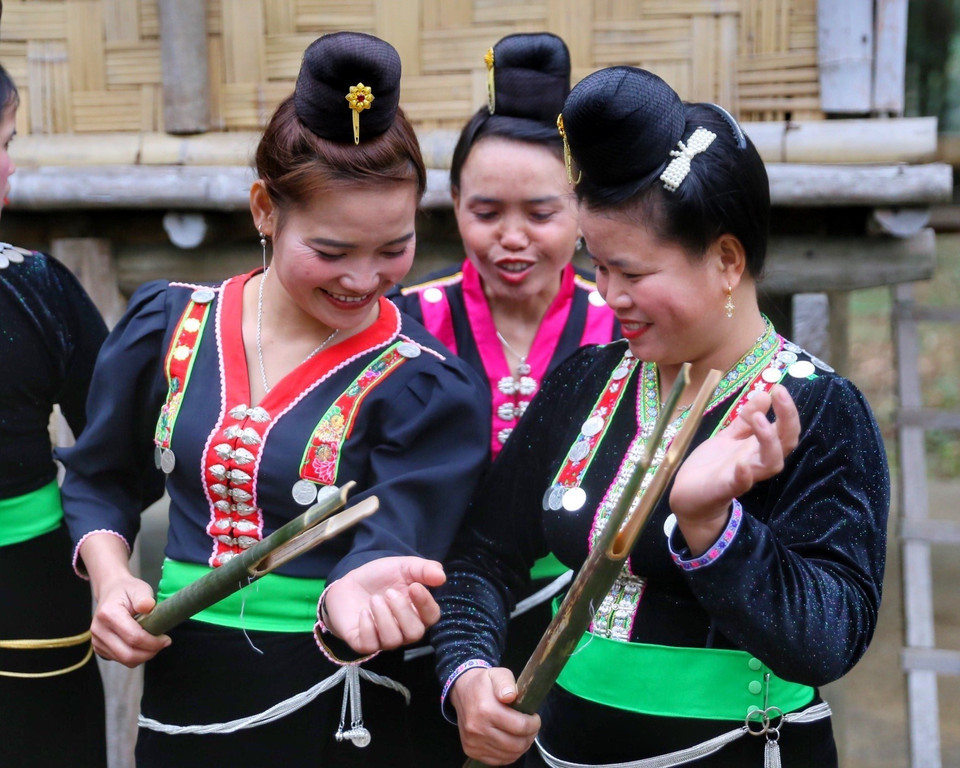 Tiết mục múa Tăm đao của dân tộc Kháng tỉnh Điện Biên. (Ảnh: Tuấn Đức/TTXVN)