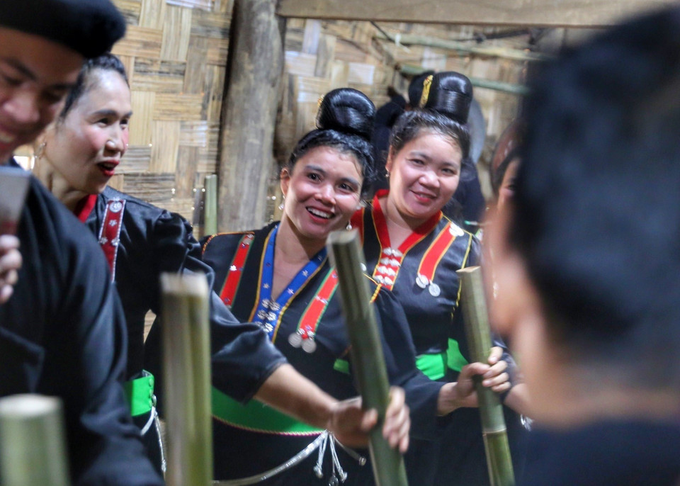 Tiết mục múa Tăm đao của dân tộc Kháng tỉnh Điện Biên. (Ảnh: Tuấn Đức/TTXVN)