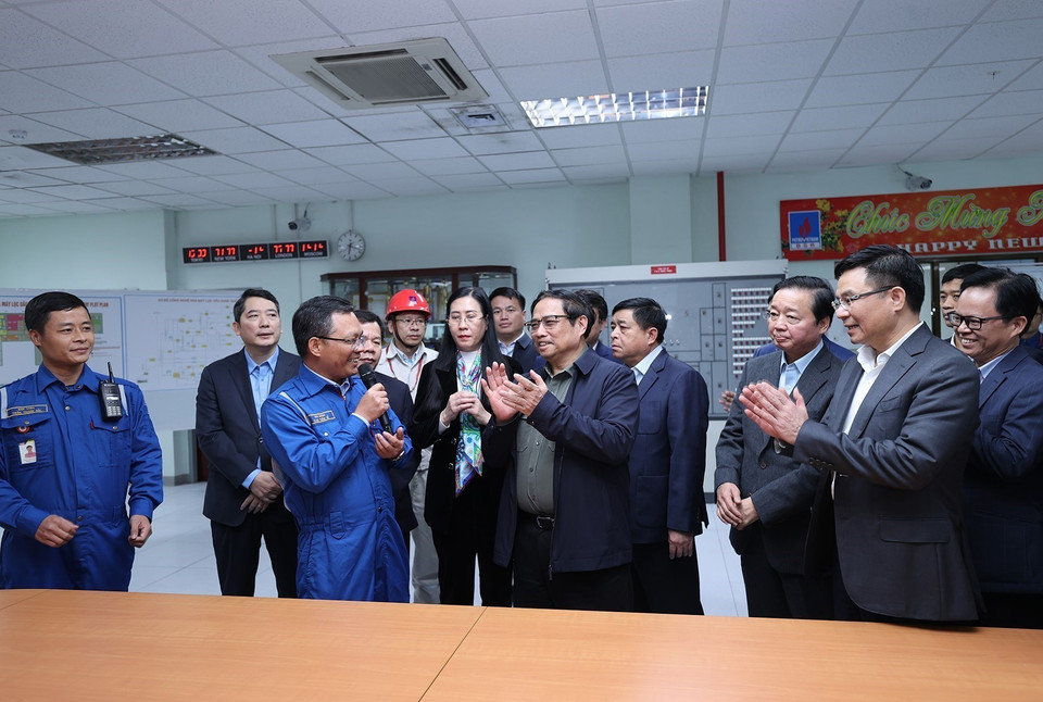 Thủ tướng Phạm Minh Chính làm việc với Công ty cổ phần Lọc hóa dầu Bình Sơn. (Ảnh: Dương Giang/TTXVN)
