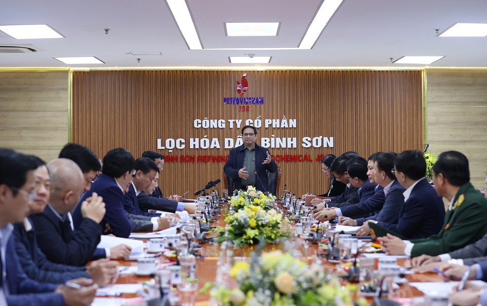 Thủ tướng Phạm Minh Chính làm việc với Công ty cổ phần Lọc hóa dầu Bình Sơn. (Ảnh: Dương Giang/TTXVN)
