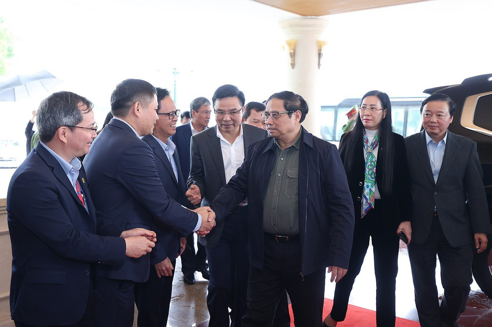 Thủ tướng Phạm Minh Chính với cán bộ, nhân viên Công ty cổ phần Lọc hóa dầu Bình Sơn. (Ảnh: Dương Giang/TTXVN)
