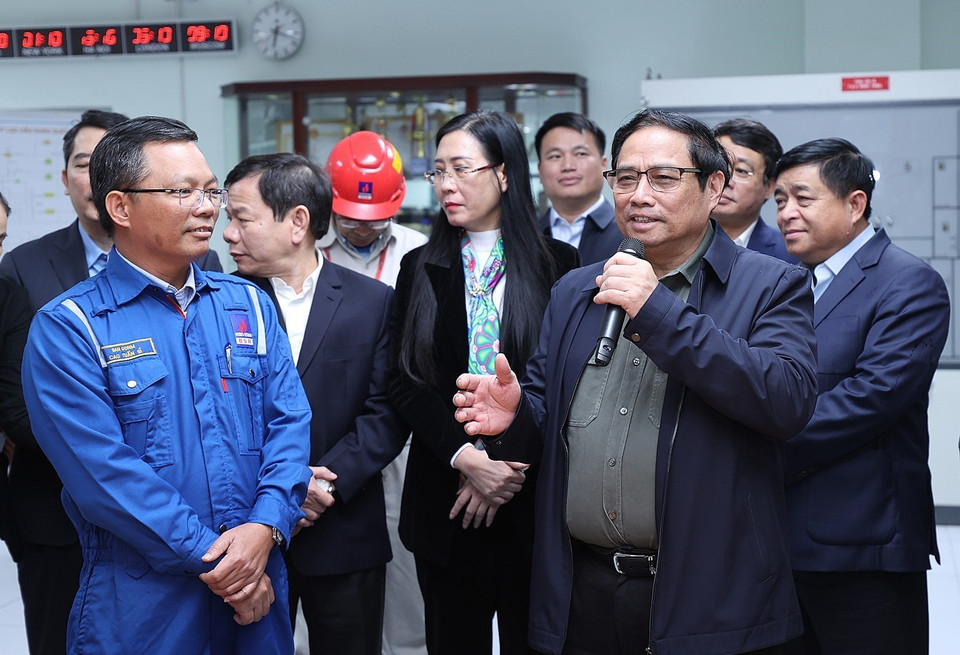 Thủ tướng Phạm Minh Chính động viên, giao nhiệm vụ cho cán bộ, công nhân Công ty cổ phần Lọc hóa dầu Bình Sơn. (Ảnh: Dương Giang/TTXVN)