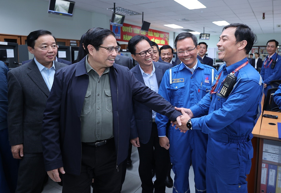 Thủ tướng Phạm Minh Chính với cán bộ, công nhân Công ty cổ phần Lọc hóa dầu Bình Sơn. (Ảnh: Dương Giang/TTXVN)