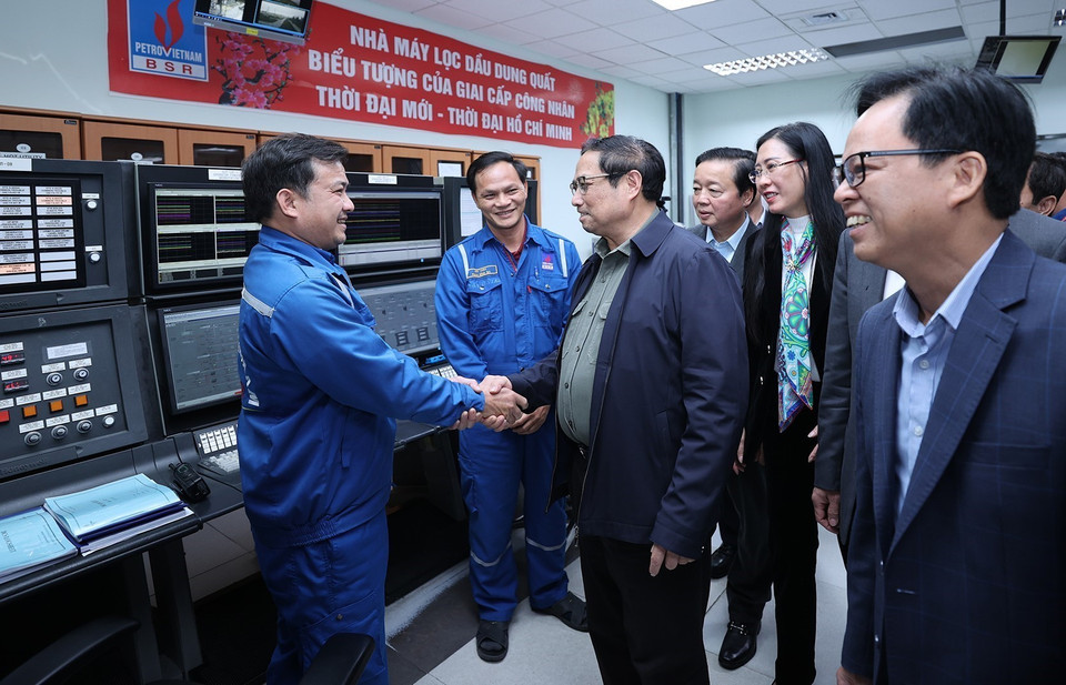 Thủ tướng Phạm Minh Chính với cán bộ, công nhân Công ty cổ phần Lọc hóa dầu Bình Sơn. (Ảnh: Dương Giang/TTXVN)