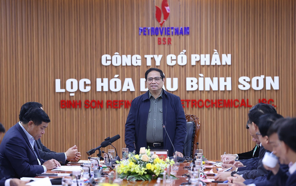 Thủ tướng Phạm Minh Chính làm việc với Công ty cổ phần Lọc hóa dầu Bình Sơn. (Ảnh: Dương Giang/TTXVN)