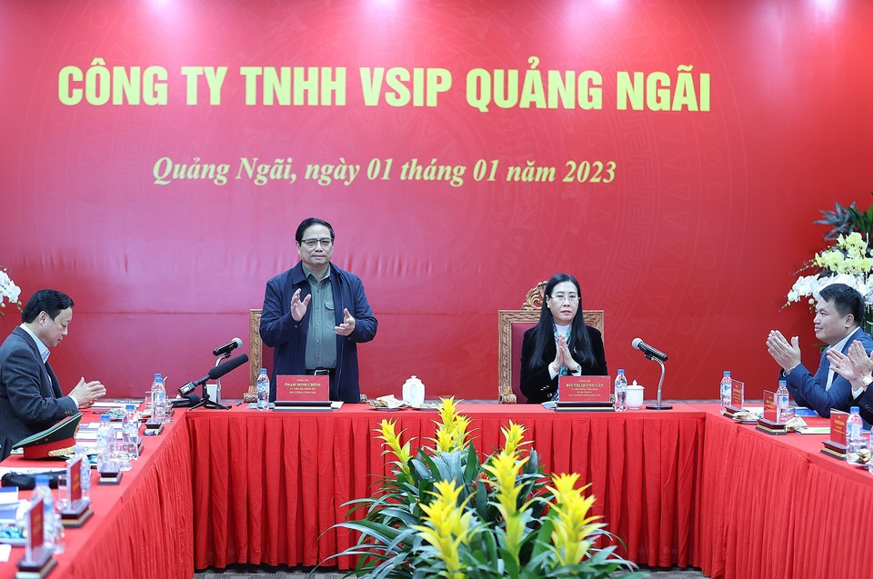 Thủ tướng Phạm Minh Chính làm việc với lãnh đạo Khu công nghiệp VSIP Quảng Ngãi. (Ảnh: Dương Giang/TTXVN)