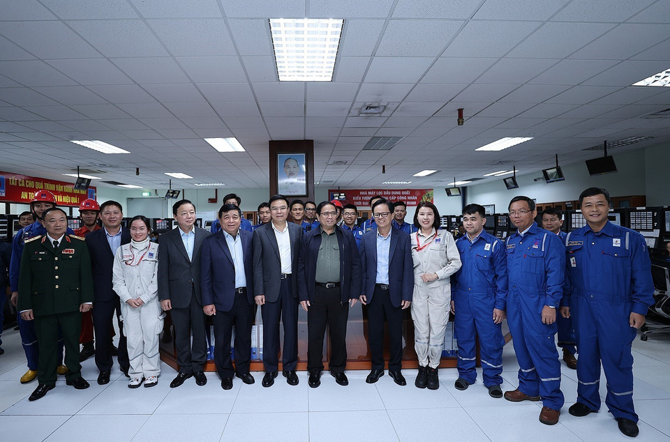 Thủ tướng Phạm Minh Chính với cán bộ, công nhân Công ty cổ phần Lọc hóa dầu Bình Sơn. (Ảnh: Dương Giang/TTXVN)