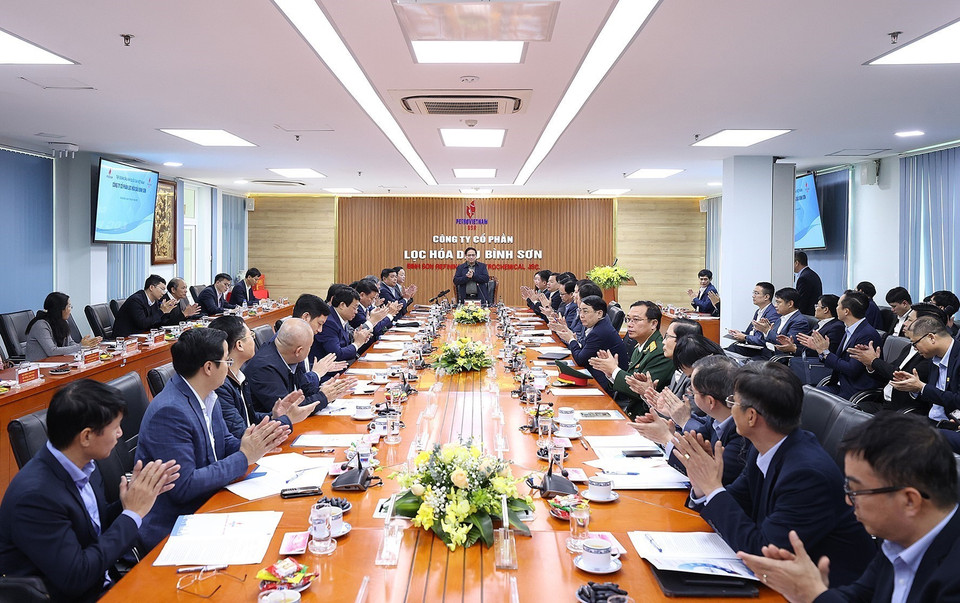 Thủ tướng Phạm Minh Chính làm việc với Công ty cổ phần Lọc hóa dầu Bình Sơn. (Ảnh: Dương Giang/TTXVN)