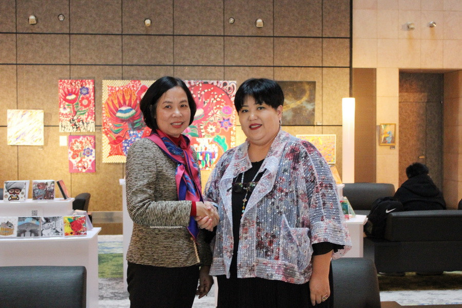 Tổng giám đốc TTXVN Vũ Việt Trang gặp song phương Tổng giám đốc hãng MONTSAME (Mông Cổ) Sodontogos Erdenetsogt. (Ảnh: Nguyễn Tuyến/TTXVN)