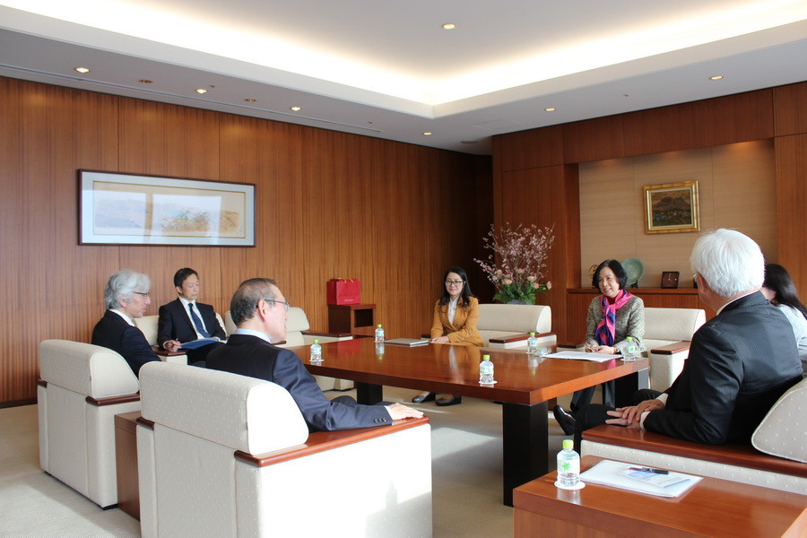 Tổng giám đốc TTXVN Vũ Việt Trang gặp song phương Chủ tịch hãng Kyodo (Nhật Bản) Toru Mizutani. (Ảnh: Nguyễn Tuyến/TTXVN)