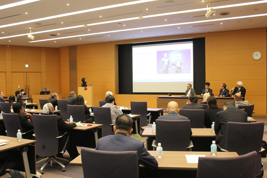 Tổng giám đốc TTXVN Vũ Việt Trang thuyết trình về cách thức các hãng thông tấn tiếp cận công chúng trẻ. (Ảnh: Ngọc Tuân/TTXVN)