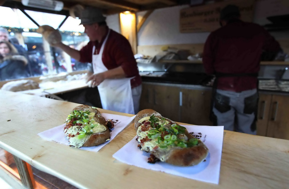 Đến khu chợ Giáng sinh Weihnachmarkt am Alexanderplatz, chỉ cần bỏ ra 3,5 Euro, du khách sẽ được thưởng thức món bánh nướng Đức truyền thống được làm từ sữa tươi Neubueger. (Ảnh: Quang Hải/TTXVN)