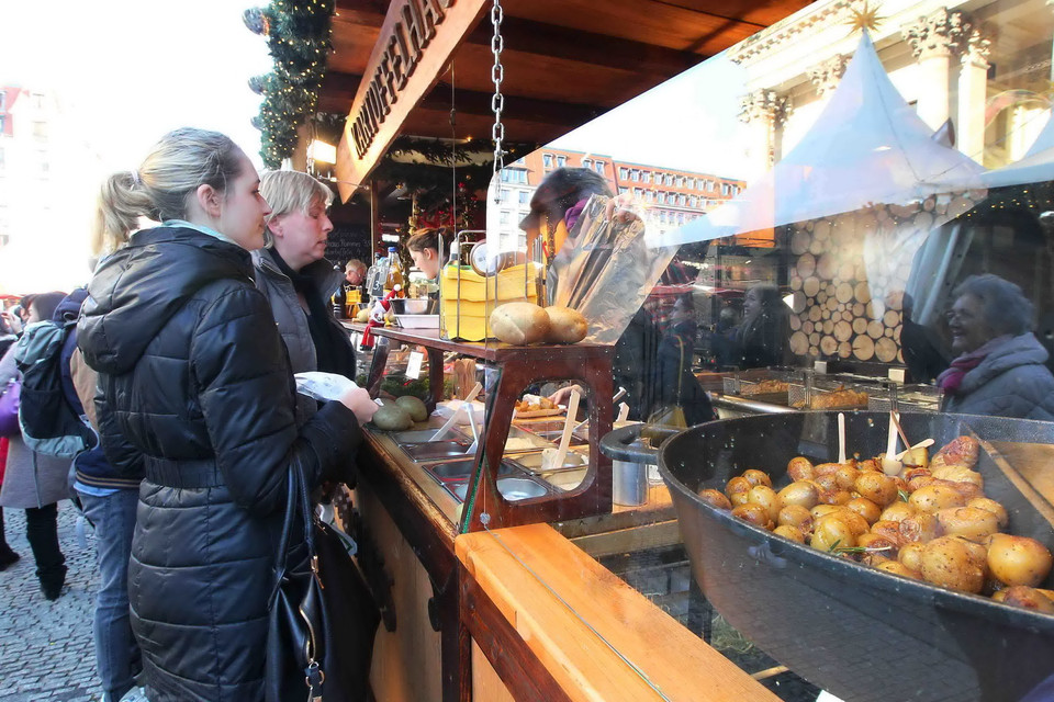 Món khoai tây hầm luôn nhận được sự quan tâm của du khách khi đến chợ Giáng sinh Weihnachmarkt am Alexanderplatz (Berlin). (Ảnh: Quang Hải/TTXVN)