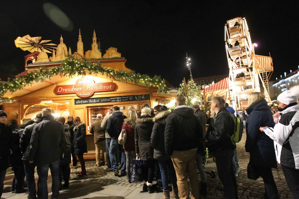 Cho dù đông đúc, mọi người vẫn kiên nhẫn xếp hàng chờ đến lượt để mua đồ ăn hay đồ lưu niệm. (Ảnh: Quang Hải/TTXVN)