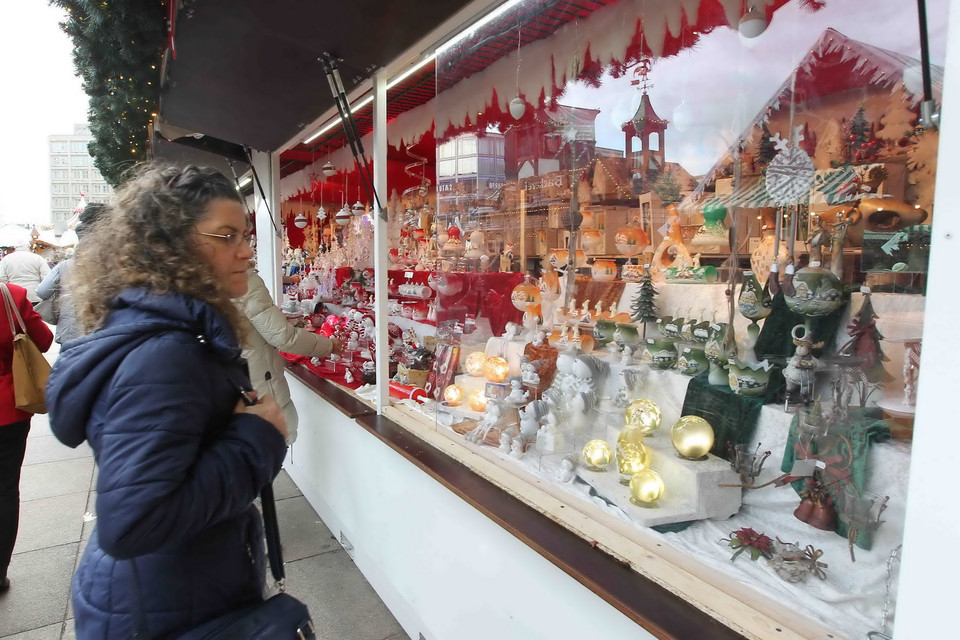 Đủ các món đồ Giáng sinh được bày bán trong chợ Giáng sinh Weihnachmarkt am Alexanderplatz (Berlin). (Ảnh: Quang Hải/TTXVN)