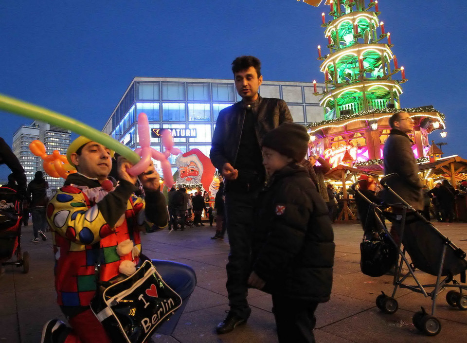 Chỉ với 1 vài euro, người cha có thể mua cho con món đồ chơi được làm từ bóng ​bay. (Ảnh: Quang Hải/TTXVN)