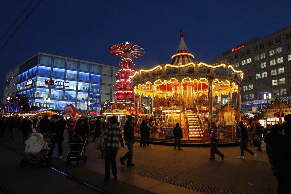 Chợ Giáng sinh cũng là nơi để trẻ em vui chơi, với những vòng đu quay, tháp trang trí sặc sỡ và nhiều trò chơi dân gian. (Ảnh: Quang Hải/TTXVN)