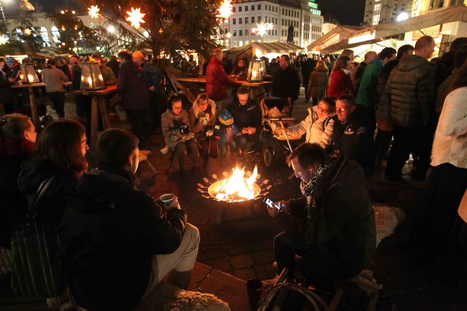 Tối đến, người ta quây quần bên bếp than hồng để cùng sưởi ấm, uống vang nóng và giao lưu. (Ảnh: Quang Hải/TTXVN)