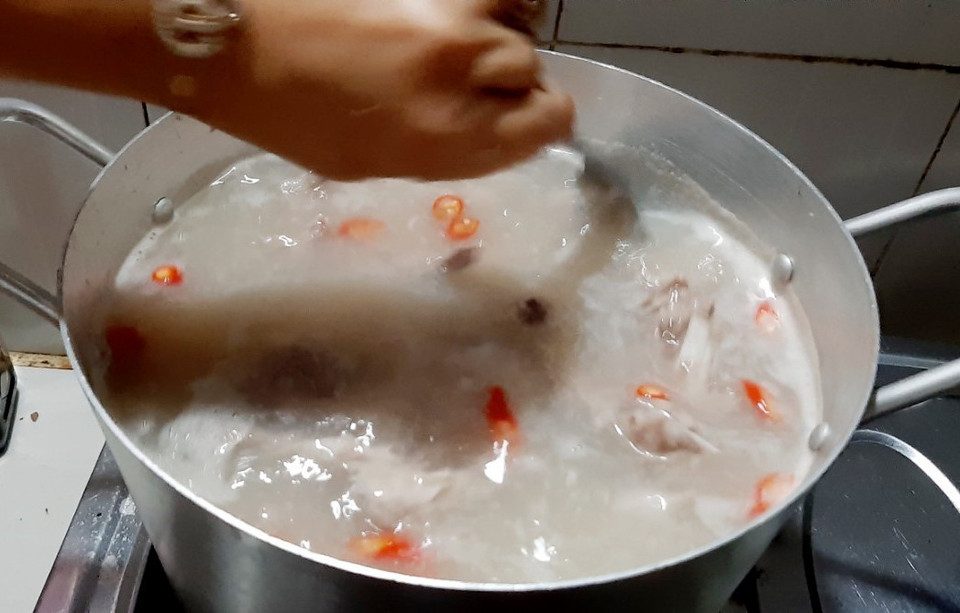 Món cháo chuột đồng là thứ không thể thiếu của mỗi người dân ở huyện miền níu Tri Tôn (An Giang) khi có khách quý từ phương xa. (Ảnh: Công Mạo/TTXVN)