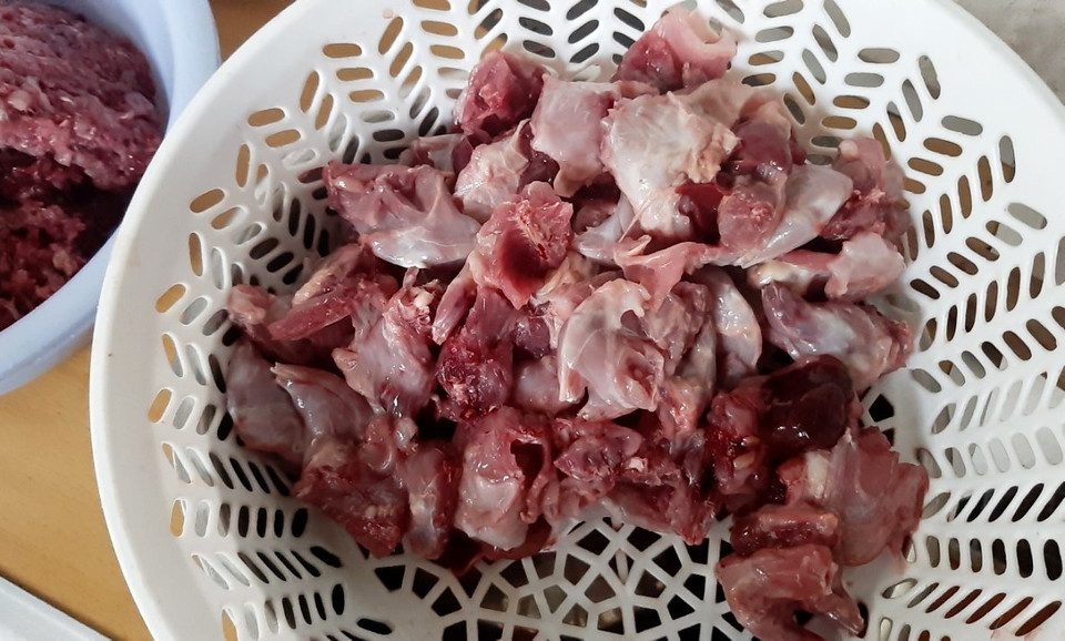 Thịt chuột đồng sau khi lột da, bỏ đầu, đuôi, chân và mổ bỏ nội tạng, chỉ chừa lại 2 lá gan và chùm mỡ có thể chế biến thành hàng chục món đặc sản. (Ảnh: Công Mạo/TTXVN)