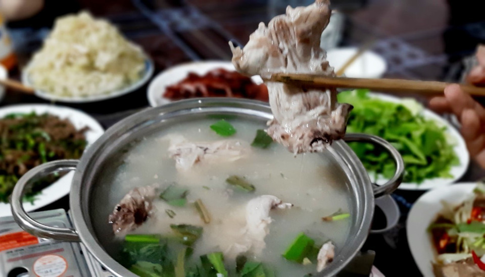 Món thịt chuột đồng nhúng cơm mẻ ăn giúp người ăn không ngán và cho cảm giác vào ngọt lịm. (Ảnh: Công Mạo/TTXVN)