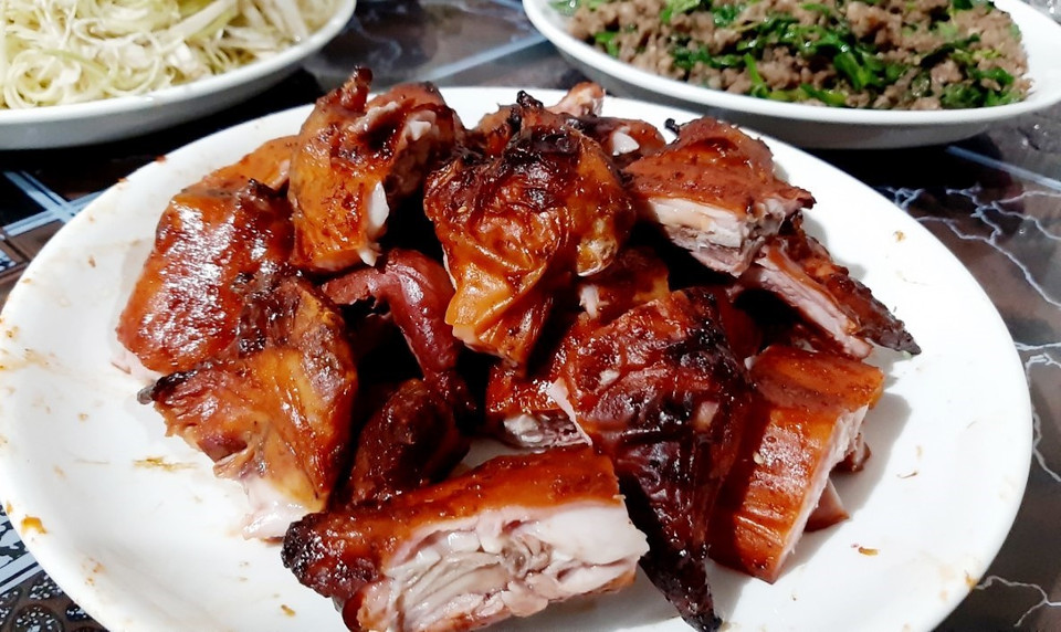 Món chuột đồng quay lu luôn làm hài lòng giới sành ăn nhất.(Ảnh: Công Mạo/TTXVN)