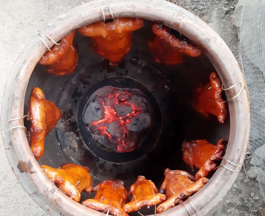 Món chuột đồng quay lu luôn "cháy hàng" ở các nhà hàng trên địa bàn thành phố Long Xuyên, An Giang. (Ảnh: Công Mạo/TTXVN)