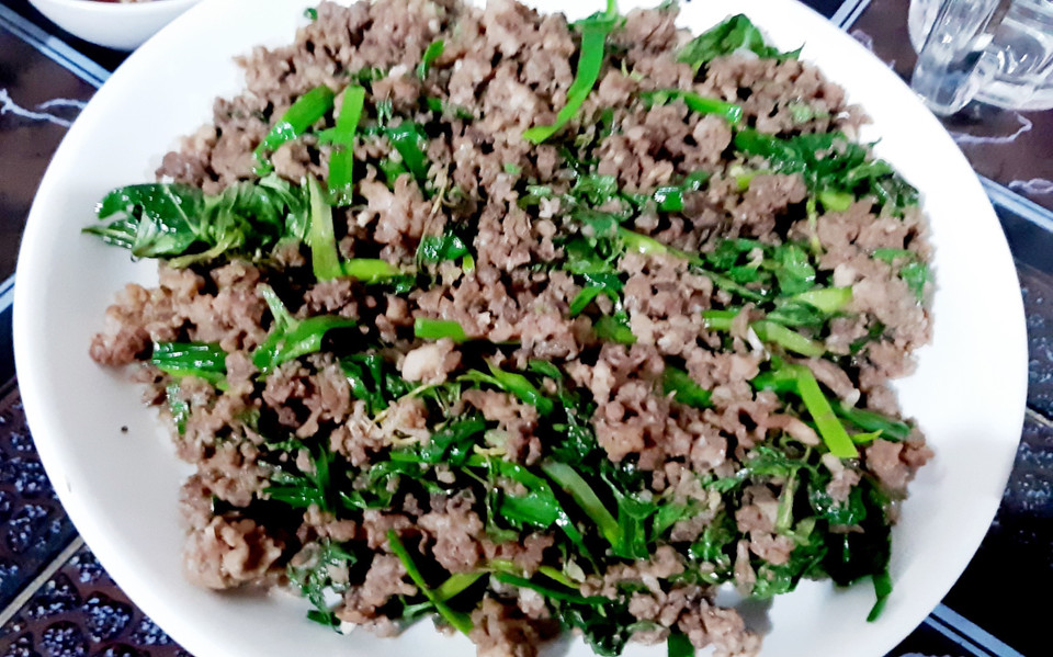 Món chuột đồng xào lá cách làm người ăn cảm thấy đậm ấm, đậm đà hơn khi chấm thêm một chút nước mắm cá đồng nguyên chất. (Ảnh: Công Mạo/TTXVN)