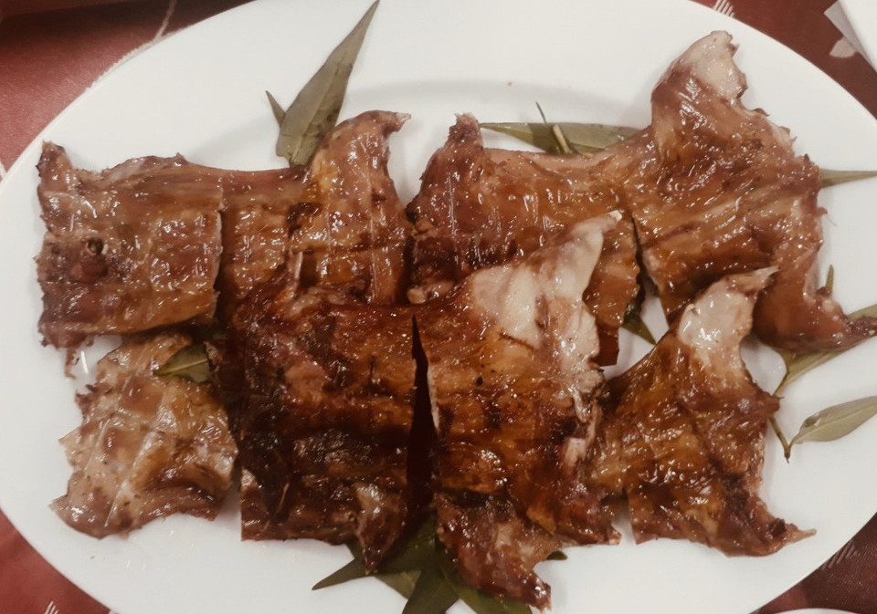 Món thịt chuột đồng nướng tươi ăn kèm rau răm luôn làm hài lòng những thực khách khó tính nhất. (Ảnh: Công Mạo/TTXVN)